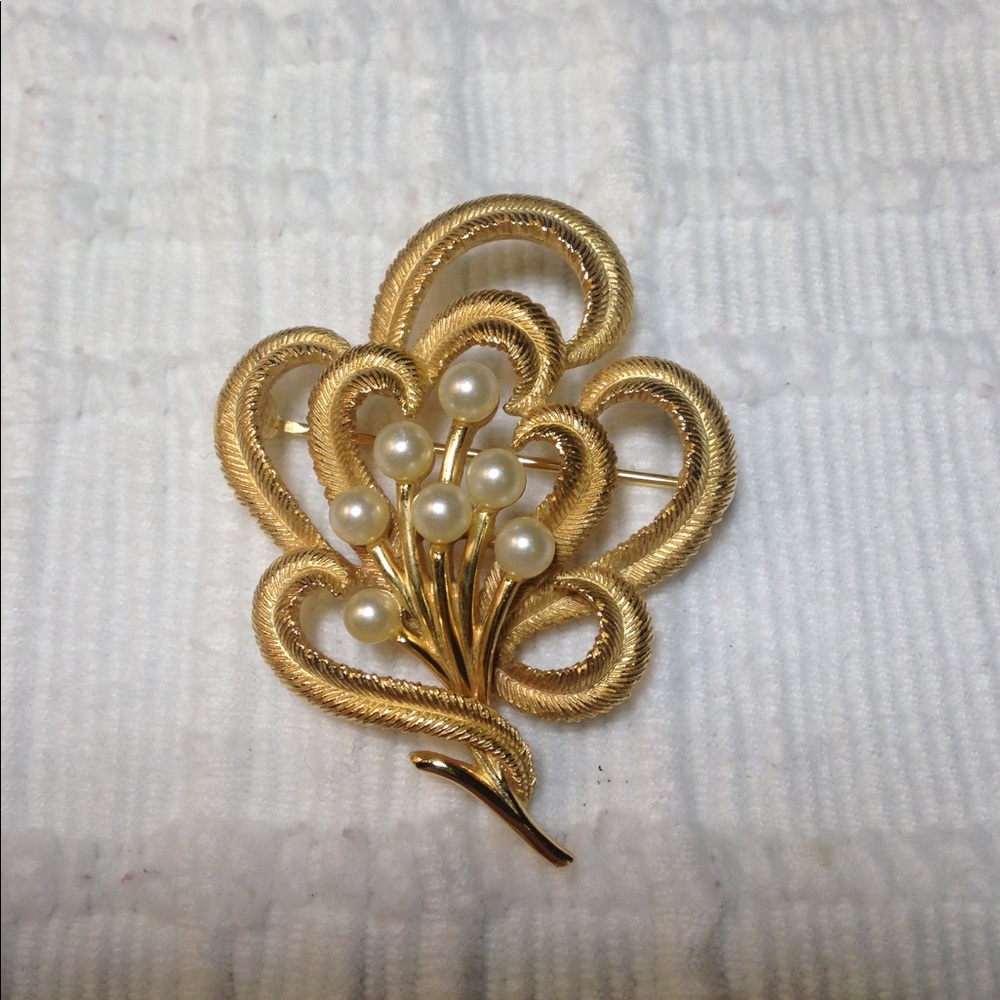 Vintage Crown Trifari Cluster Floral brooch